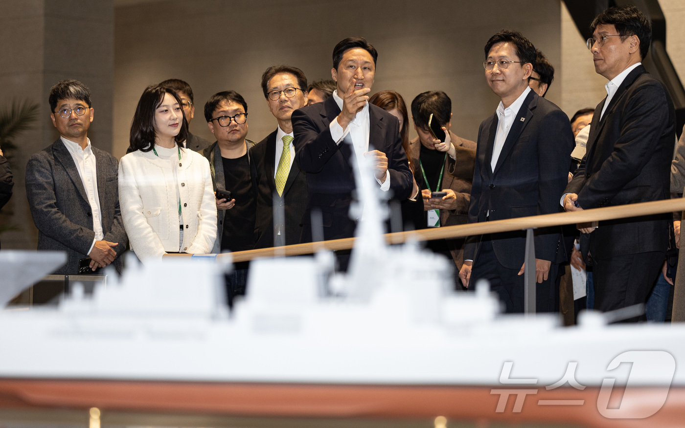 (성남=뉴스1) 이재명 기자 = 배경훈 부총리 겸 과학기술정보통신부 장관과 정기선 HD현대 회장이 20일 경기도 성남시 분당구 HD현대글로벌R&D센터에서 열린 HD현대·UNIST …