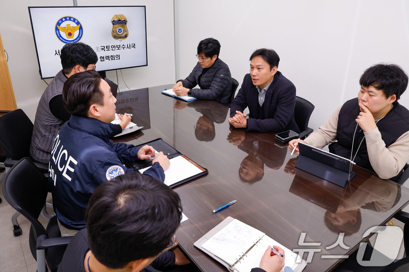 본문 이미지 - 오규식 서울경찰청 사이버수사2대장이 지난 20일 서울 종로구 서울경찰청 청사에서 미국 국토안보수사국(HSI) 수사관과 수사공조 협력회의를 하고 있다. ⓒ News1 안은나 기자