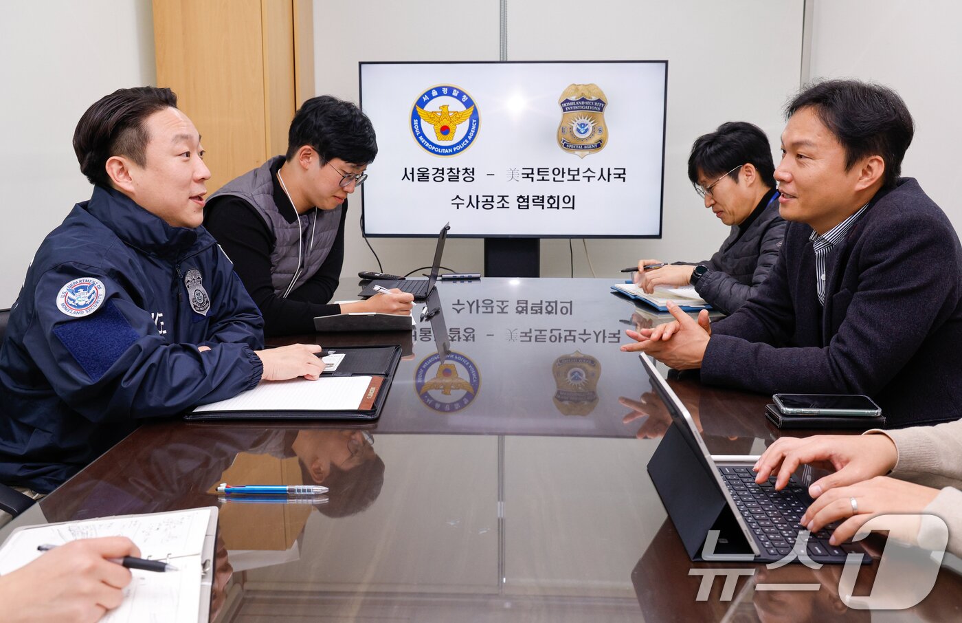 본문 이미지 - 오규식 서울경찰청 사이버수사2대장이 지난 20일 서울 종로구 서울경찰청 청사에서 미국 국토안보수사국(HSI) 수사관과 수사공조 협력회의를 하고 있다. 2025.11.20/뉴스1 ⓒ News1 안은나 기자