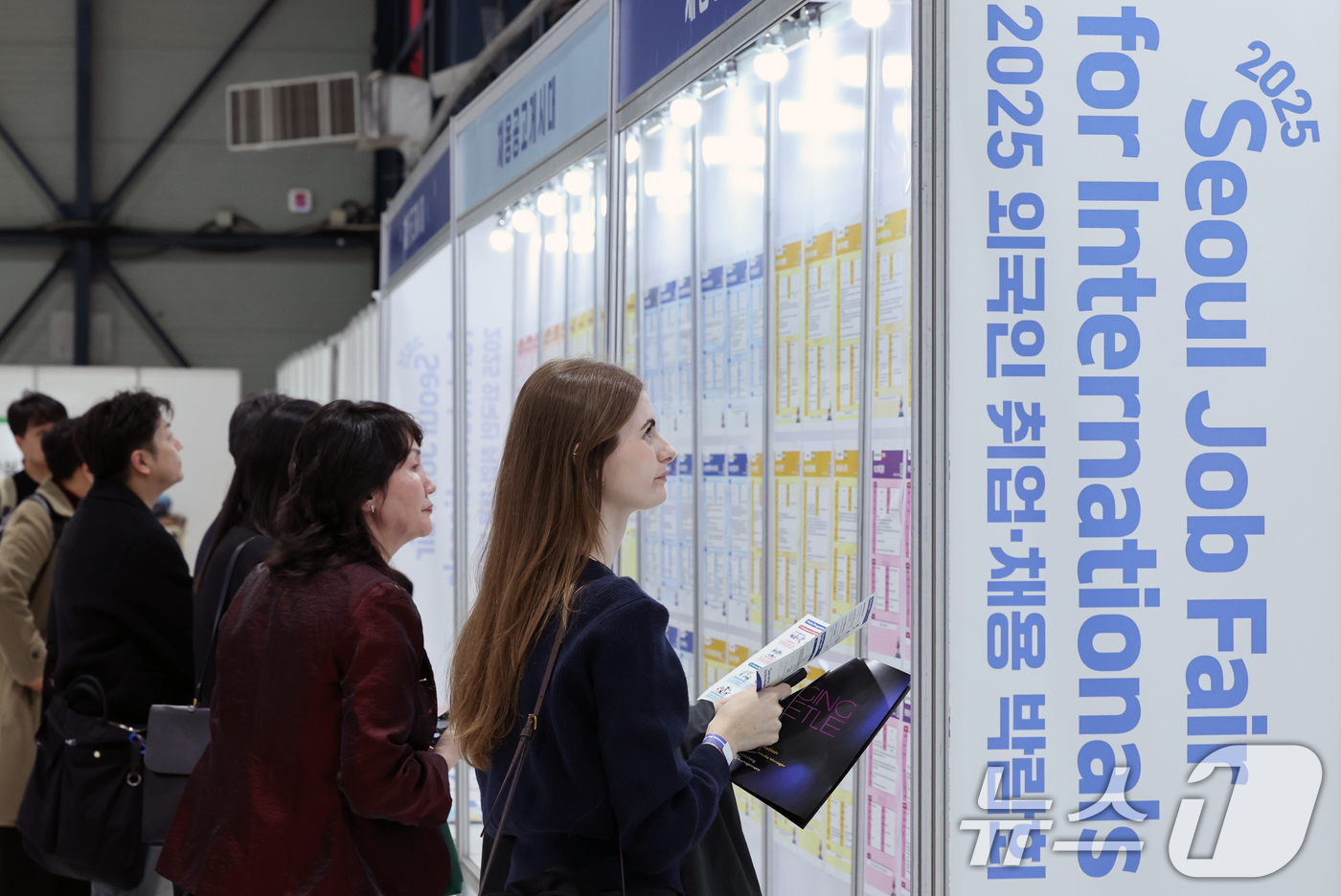 (서울=뉴스1) 이호윤 기자 = 20일 서울 강남구 SETEC(세텍)에서 열린 2025 외국인 취업·채용 박람회를 찾은 외국인 구직자들이 채용공고게시대를 살펴보고 있다. 2025. …