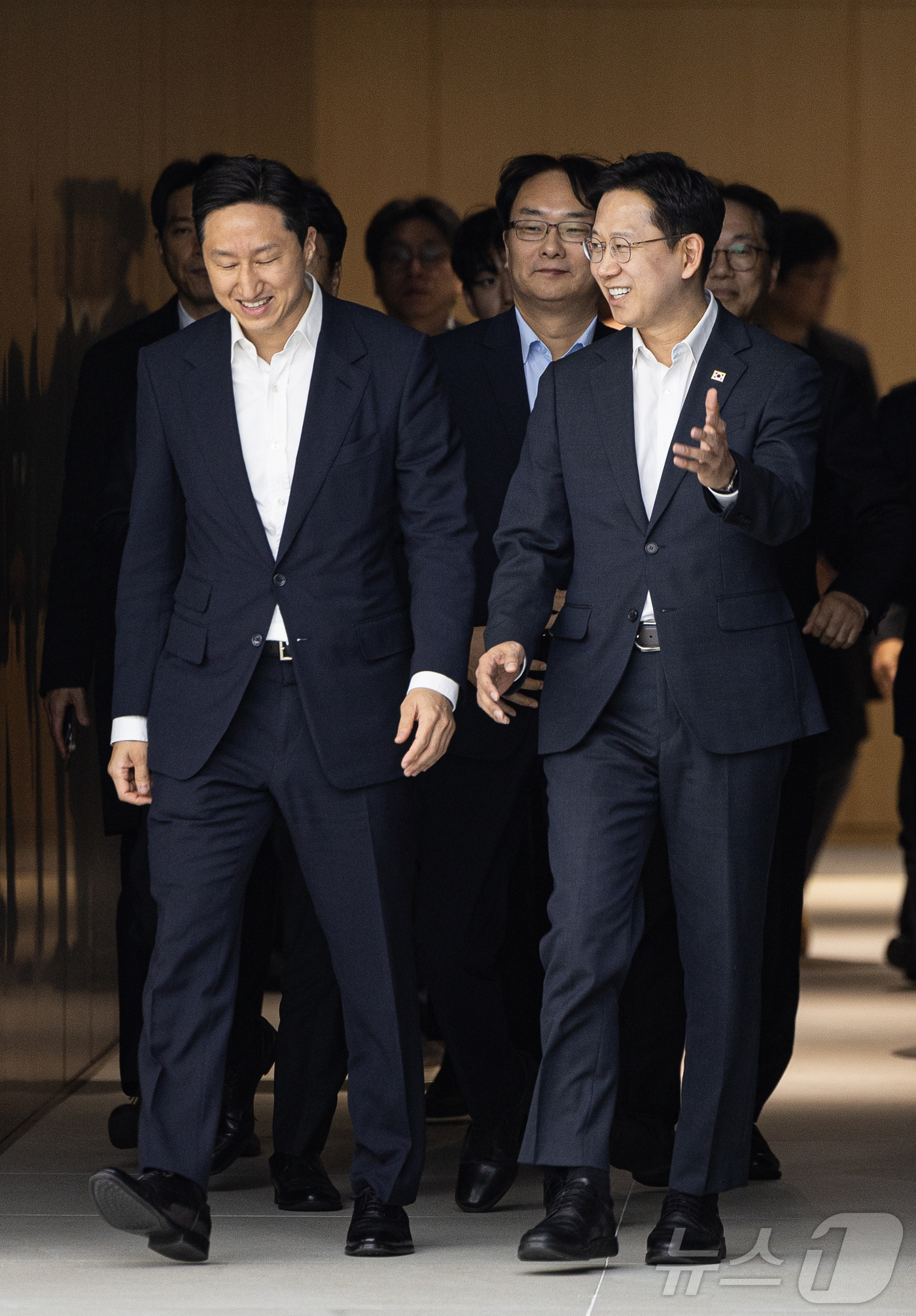 (서울=뉴스1) 이재명 기자 = 배경훈 부총리 겸 과학기술정보통신부 장관과 정기선 HD현대 회장이 20일 경기도 성남시 분당구 HD현대글로벌R&D센터에서 열린 HD현대·UNIST …