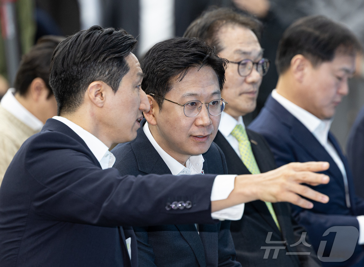 (서울=뉴스1) 이재명 기자 = 배경훈 부총리 겸 과학기술정보통신부 장관과 정기선 HD현대 회장이 20일 경기도 성남시 분당구 HD현대글로벌R&D센터에서 열린 HD현대·UNIST …