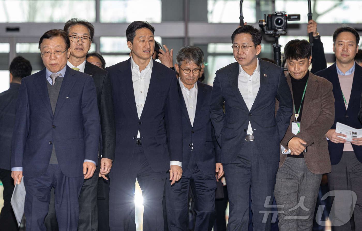 (서울=뉴스1) 이재명 기자 = 배경훈 부총리 겸 과학기술정보통신부 장관과 정기선 HD현대 회장이 20일 경기도 성남시 분당구 HD현대글로벌R&D센터에서 열린 HD현대·UNIST …