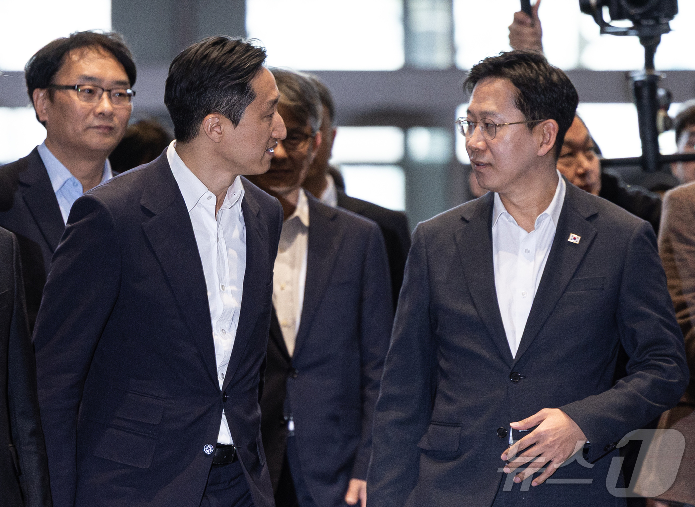 (서울=뉴스1) 이재명 기자 = 배경훈 부총리 겸 과학기술정보통신부 장관과 정기선 HD현대 회장이 20일 경기도 성남시 분당구 HD현대글로벌R&D센터에서 열린 HD현대·UNIST …