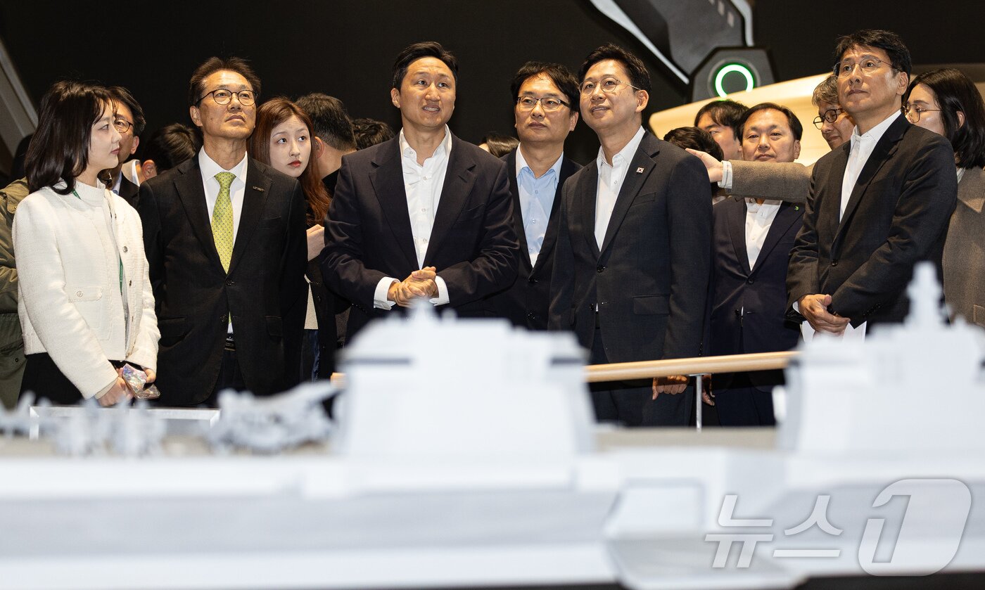 본문 이미지 - 배경훈 부총리 겸 과학기술정보통신부 장관과 정기선 HD현대 회장이 20일 경기도 성남시 분당구 HD현대글로벌R&D센터에서 열린 HD현대·UNIST 등 ‘조선·해양 산업 AI 업무협약 체결식’에 앞서 전시물을 살펴보고 있다. 2025.11.20/뉴스1 ⓒ News1 이재명 기자