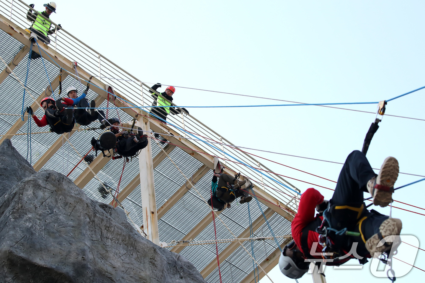 (대구=뉴스1) 공정식 기자 = 20일 대구 달성군 중앙119구조본부에서 열린 '제3회 원 팀 로프 구조(ONE TEAM ROPE RESCUE) 경연대회' 참가자들이 암벽 위 고립 …