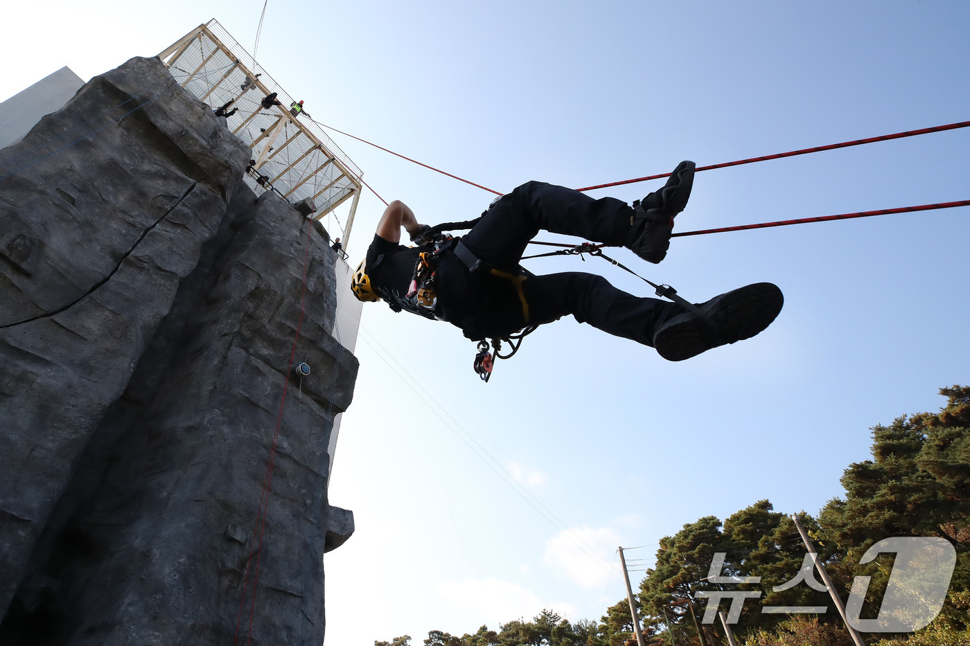 (대구=뉴스1) 공정식 기자 = 20일 대구 달성군 중앙119구조본부에서 열린 '제3회 원 팀 로프 구조(ONE TEAM ROPE RESCUE) 경연대회' 참가자들이 암벽 위 고립 …