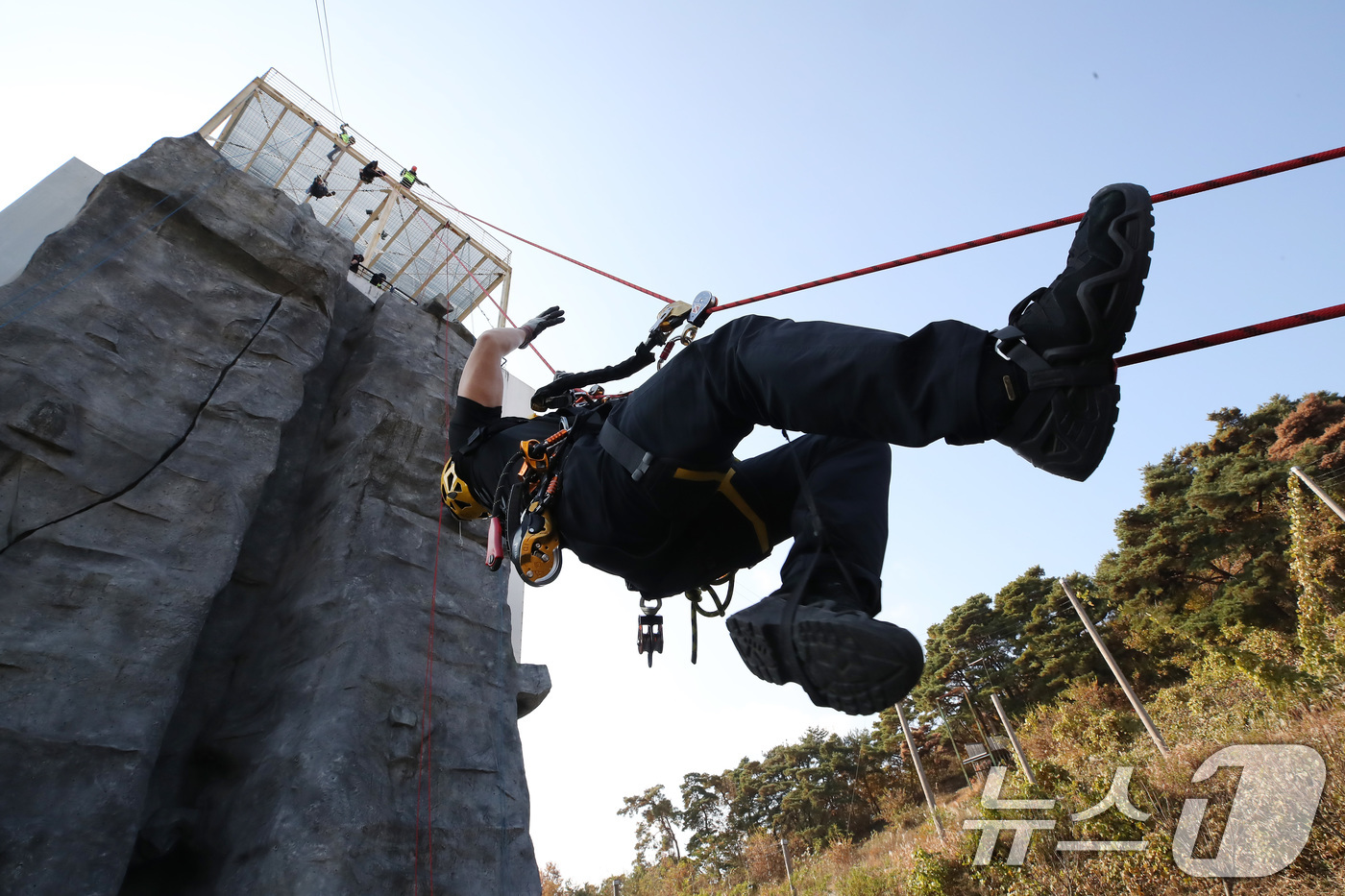 (대구=뉴스1) 공정식 기자 = 20일 대구 달성군 중앙119구조본부에서 열린 '제3회 원 팀 로프 구조(ONE TEAM ROPE RESCUE) 경연대회' 참가자들이 암벽 위 고립 …