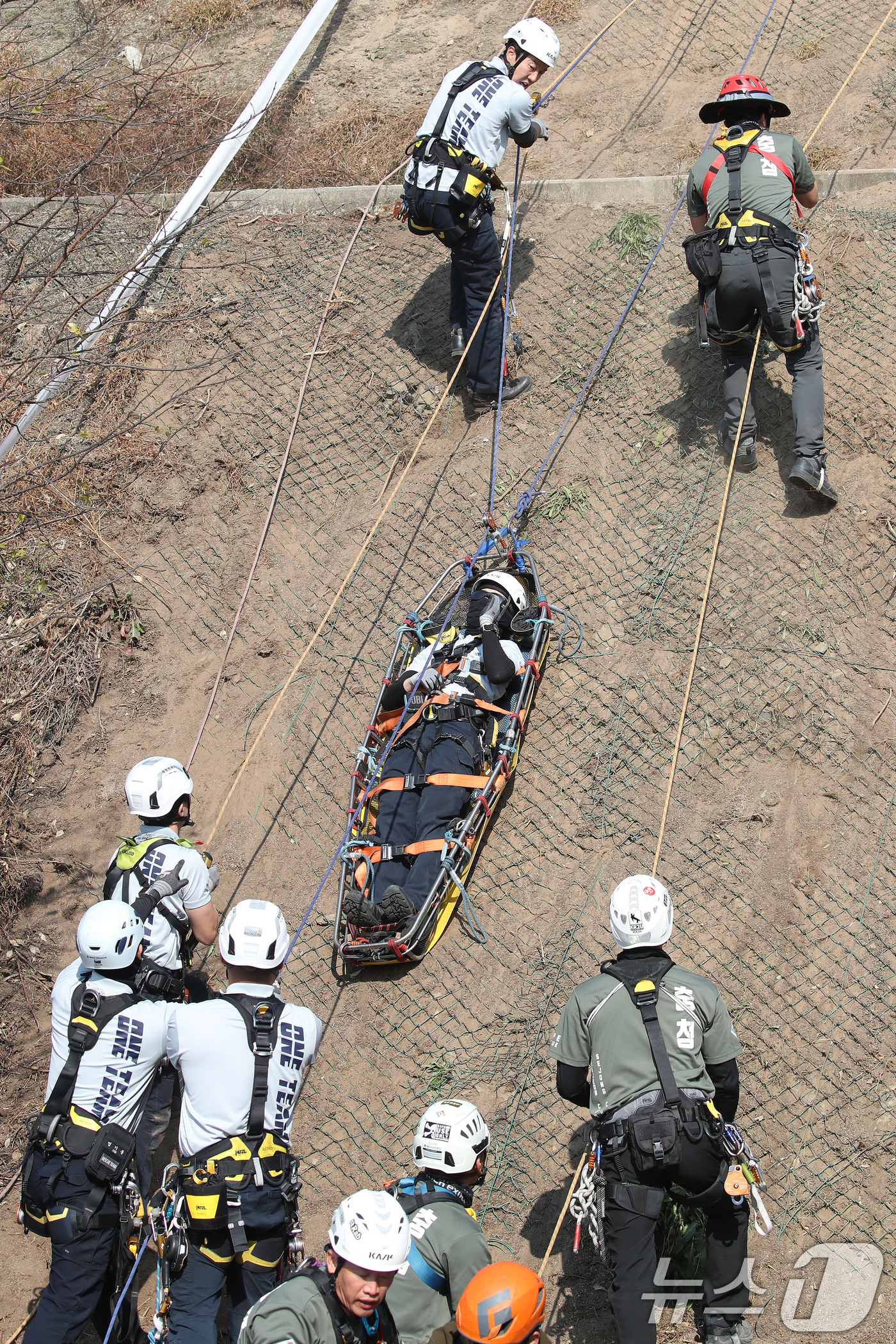 (대구=뉴스1) 공정식 기자 = 20일 대구 달성군 중앙119구조본부에서 열린 '제3회 원 팀 로프 구조(ONE TEAM ROPE RESCUE) 경연대회' 참가자들이 구조대상자를 …
