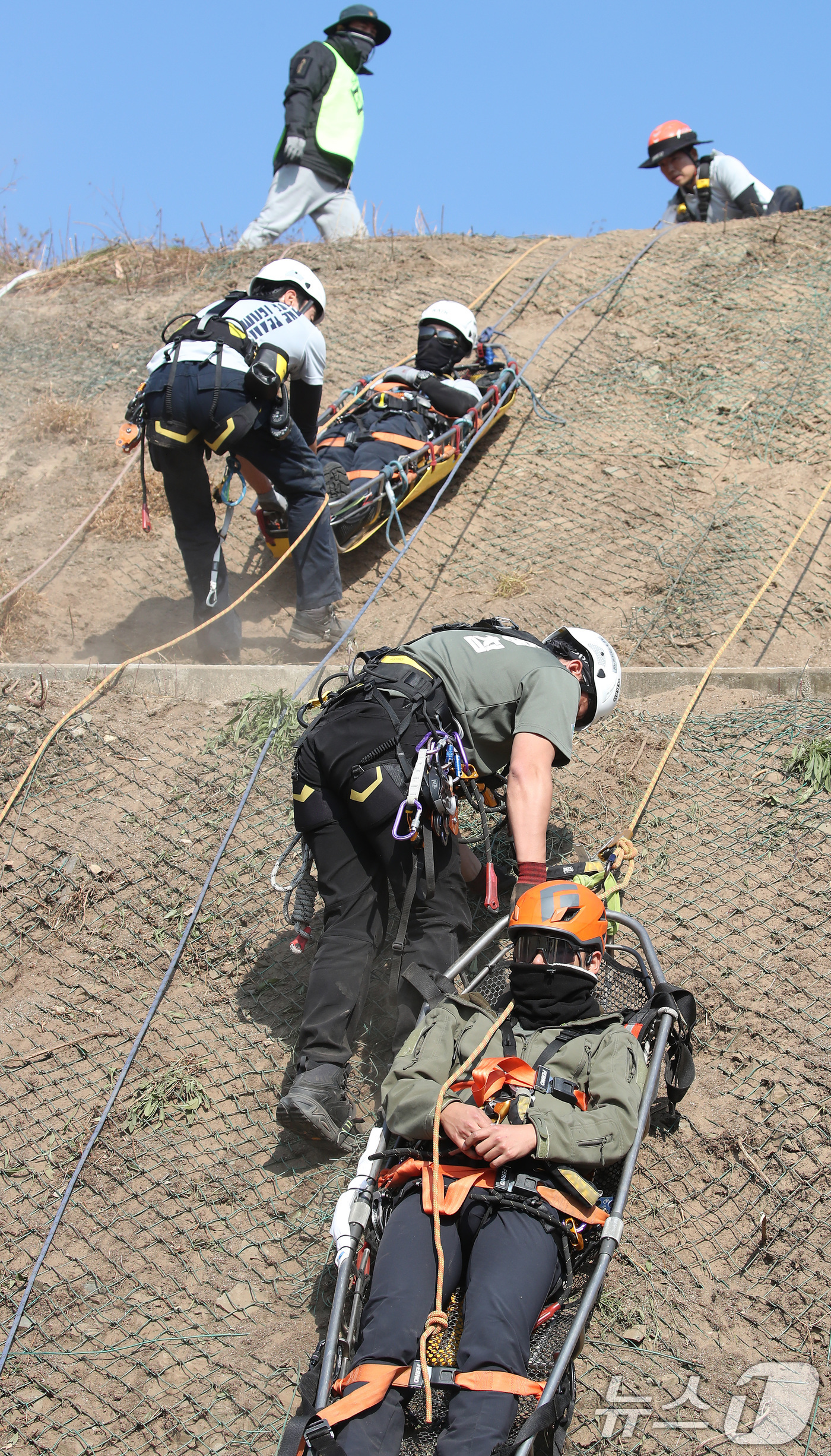 (대구=뉴스1) 공정식 기자 = 20일 대구 달성군 중앙119구조본부에서 열린 '제3회 원 팀 로프 구조(ONE TEAM ROPE RESCUE) 경연대회' 참가자들이 구조대상자를 …