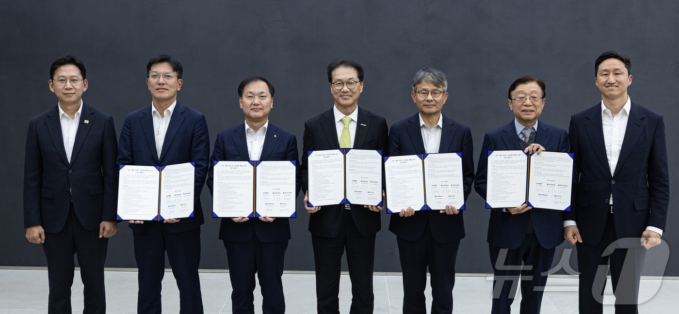 (성남=뉴스1) 이재명 기자 = 배경훈 부총리 겸 과학기술정보통신부 장관과 정기선 HD현대 회장이 20일 경기도 성남시 분당구 HD현대글로벌R&D센터에서 열린 HD현대·UNIST …