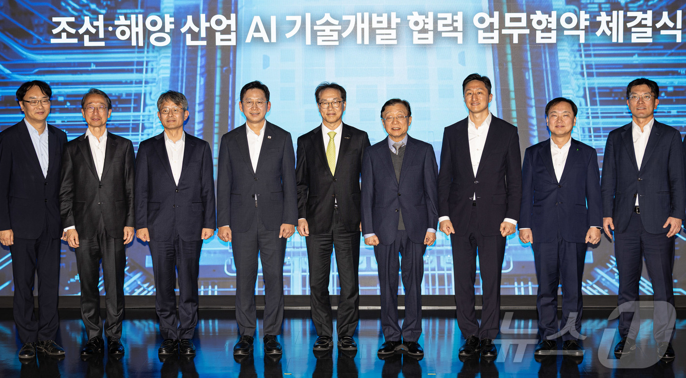 (성남=뉴스1) 이재명 기자 = 배경훈 부총리 겸 과학기술정보통신부 장관과 정기선 HD현대 회장이 20일 경기도 성남시 분당구 HD현대글로벌R&D센터에서 열린 HD현대·UNIST …