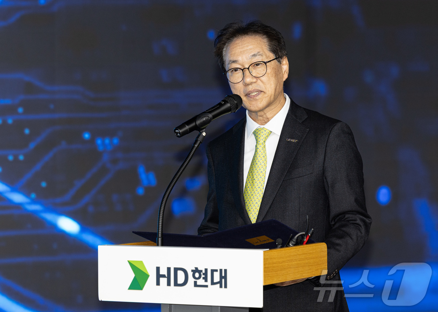 (성남=뉴스1) 이재명 기자 = 박종래 UNIST 총장이 20일 경기도 성남시 분당구 HD현대글로벌R&D센터에서 열린 HD현대·UNIST 등 ‘조선·해양 산업 AI 업무협약 체결식 …