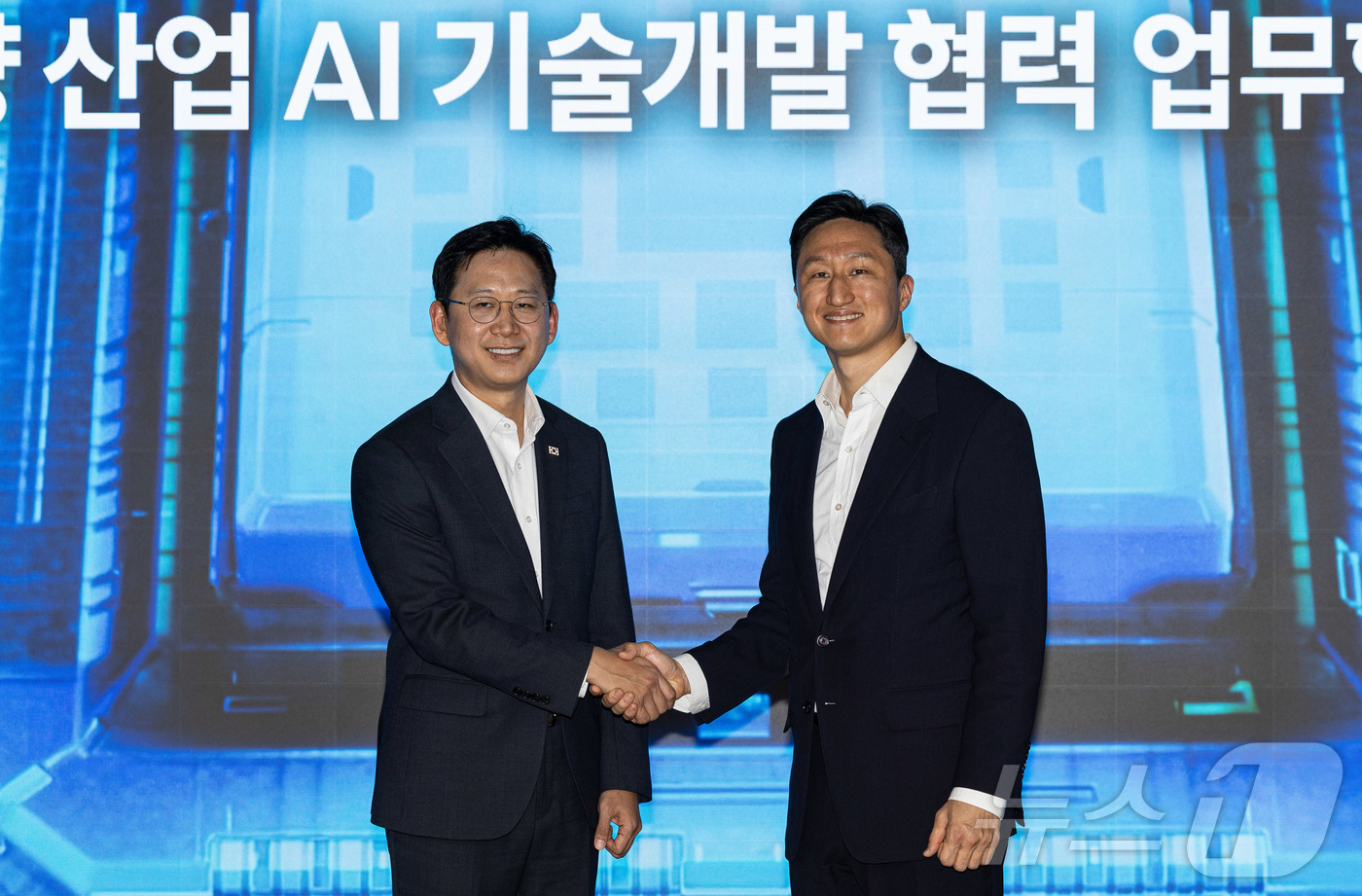 (성남=뉴스1) 이재명 기자 = 배경훈 부총리 겸 과학기술정보통신부 장관과 정기선 HD현대 회장이 20일 경기도 성남시 분당구 HD현대글로벌R&D센터에서 열린 HD현대·UNIST …