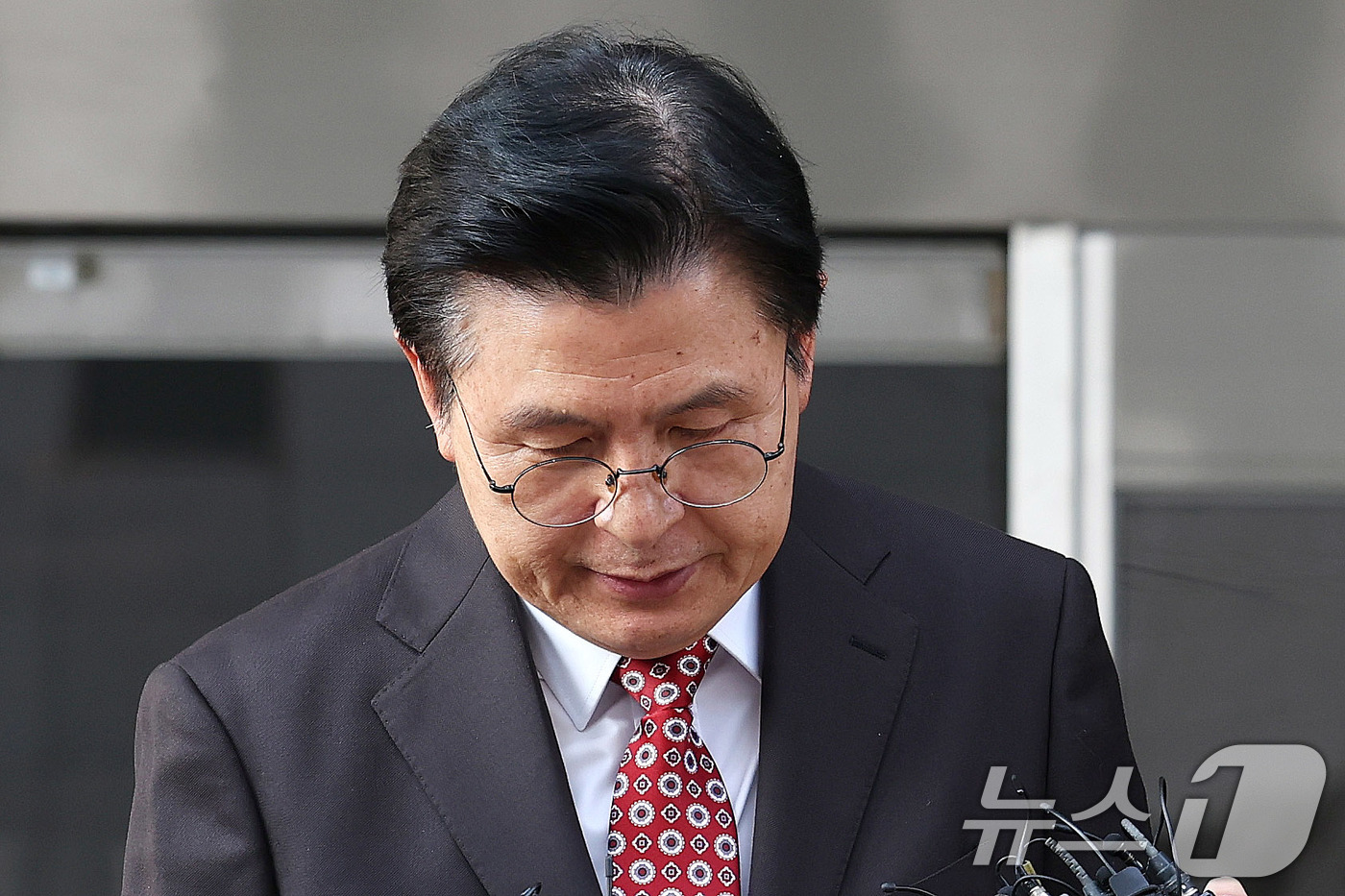 (서울=뉴스1) 박지혜 기자 = 황교안 전 국무총리가 20일 서울 양천구 남부지법에서 열린 '자유한국당 패스트트랙(신속처리안건) 충돌 사건' 1심 선고를 마친 뒤 법원을 나서고 있 …