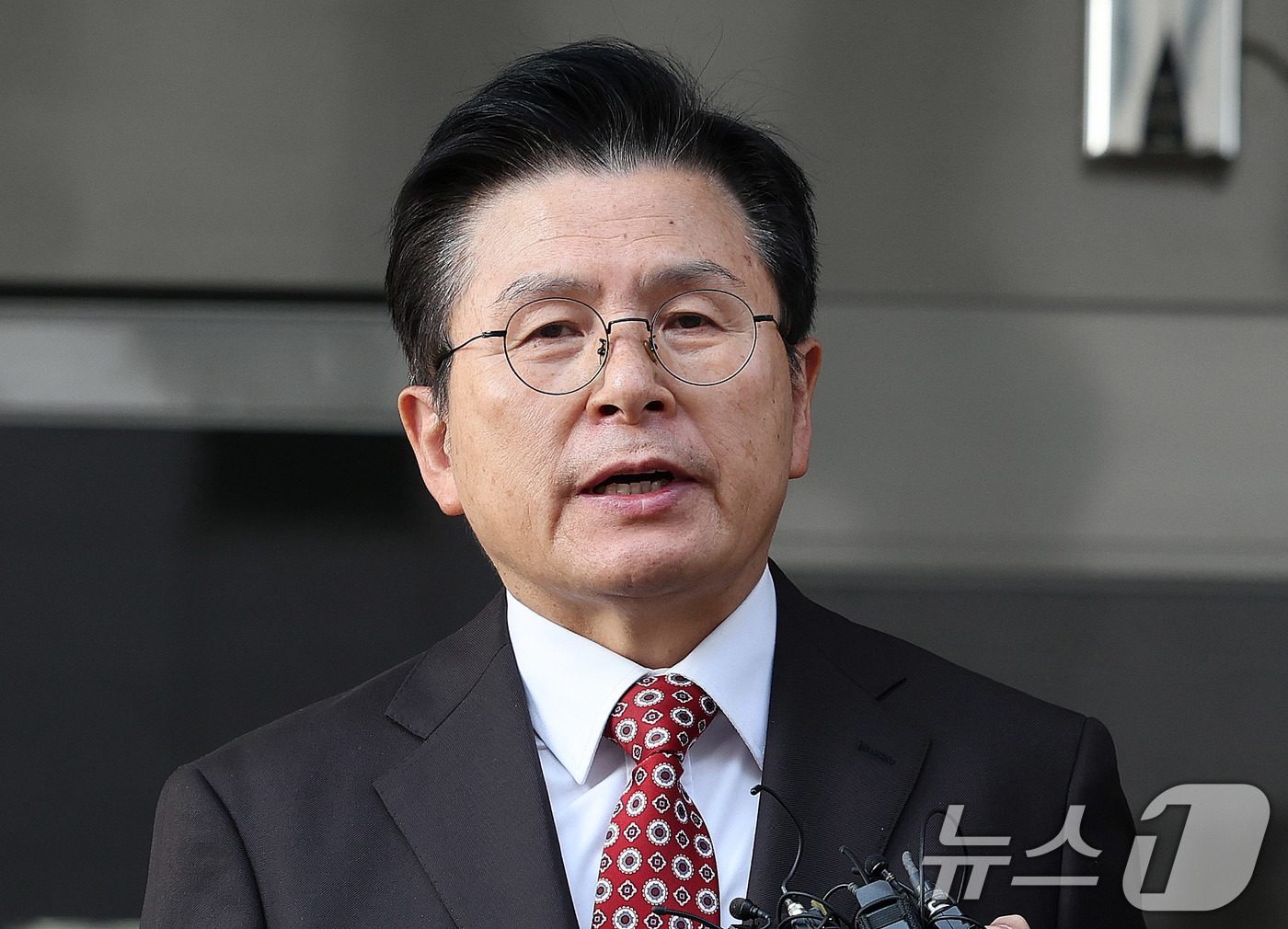 (서울=뉴스1) 박지혜 기자 = 황교안 전 국무총리가 20일 서울 양천구 남부지법에서 열린 '자유한국당 패스트트랙(신속처리안건) 충돌 사건' 1심 선고를 마친 뒤 법원을 나서며 취 …