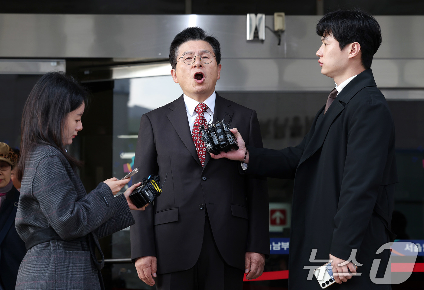 (서울=뉴스1) 박지혜 기자 = 황교안 전 국무총리가 20일 서울 양천구 남부지법에서 열린 '자유한국당 패스트트랙(신속처리안건) 충돌 사건' 1심 선고를 마친 뒤 법원을 나서며 취 …