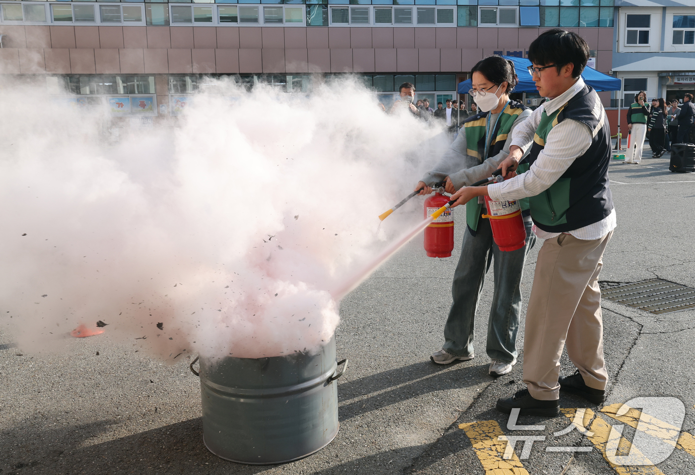 (대전=뉴스1) 김기태 기자 = 20일 대전 중구청에서 열린 청사 화재대비 합동 소방훈련에서 직원들이 화재를 진화하고 있다.  2025.11.20/뉴스1
