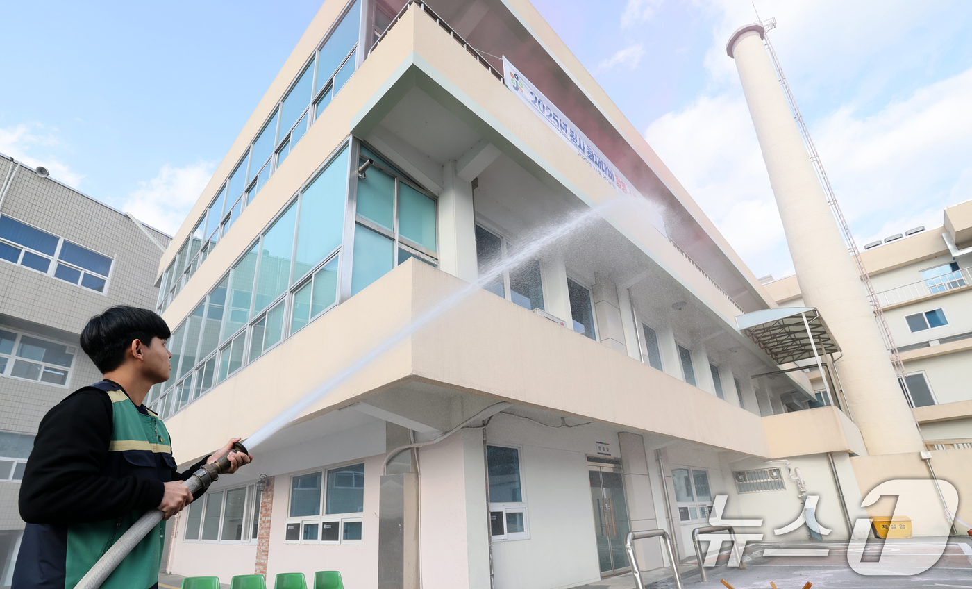 (대전=뉴스1) 김기태 기자 = 20일 대전 중구청에서 열린 청사 화재대비 합동 소방훈련에서 직원들이 화재를 진화하고 있다.  2025.11.20/뉴스1