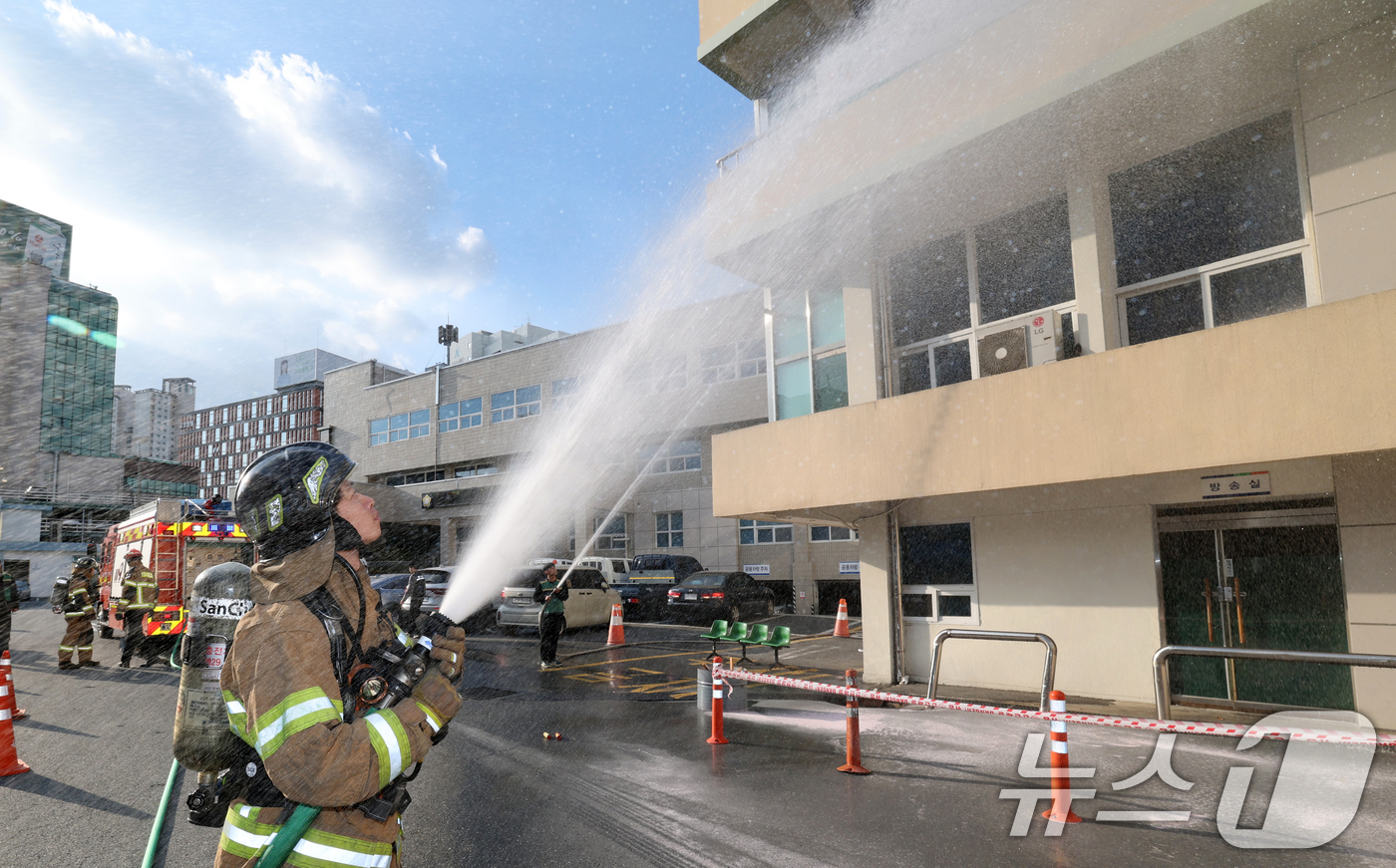 (대전=뉴스1) 김기태 기자 = 20일 대전 중구청에서 열린 청사 화재대비 합동 소방훈련에서 소방관이 직원과 합동으로 화재를 진화하고 있다.  2025.11.20/뉴스1