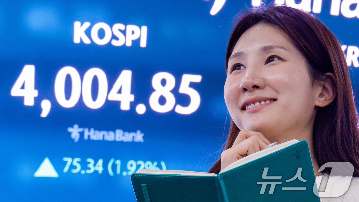 본문 이미지 - 20일 오후 서울 중구 하나은행 본점 딜링룸 전광판에 종가가 나오고 있다. 이날 코스피는 75.34포인트&#40;p&#41;&#40;1.92%&#41; 상승한 4004.85, 코스닥은 20.62p&#40;2.37%&#41; 상승한 891.94로 마감했다.  ⓒ News1 안은나 기자