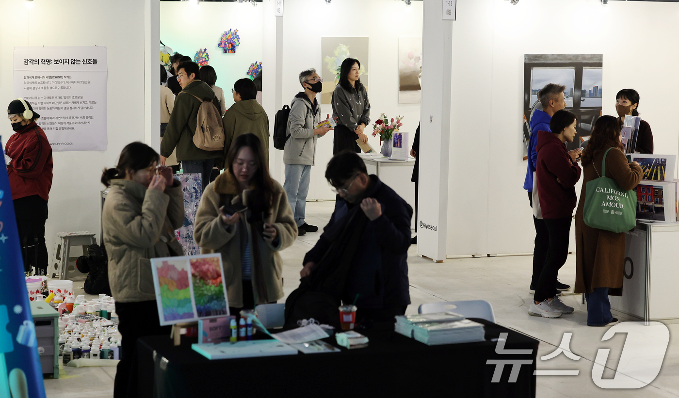 (서울=뉴스1) 이호윤 기자 = 20일 서울 강남구 SETEC(세텍)에서 열린 업라이징 페스타 vol.1을 찾은 관람객들이 전시 작품들을 살펴보고 있다. 이번 행사는 창작자의 실험 …