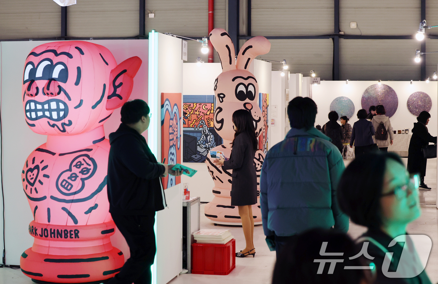 (서울=뉴스1) 이호윤 기자 = 20일 서울 강남구 SETEC(세텍)에서 열린 업라이징 페스타 vol.1을 찾은 관람객들이 전시 작품들을 살펴보고 있다. 이번 행사는 창작자의 실험 …