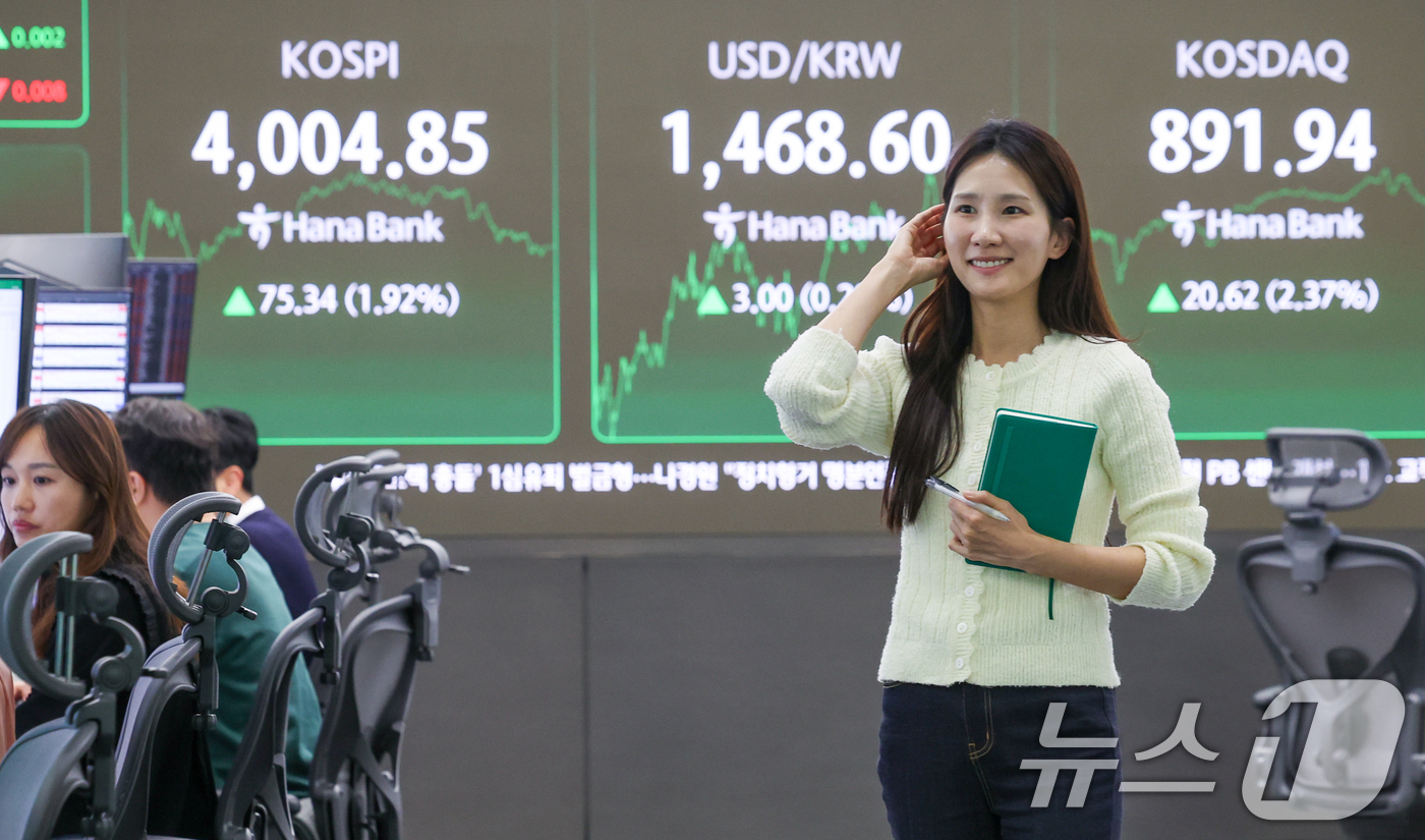 (서울=뉴스1) 안은나 기자 = 20일 오후 서울 중구 하나은행 본점 딜링룸 전광판에 종가가 나오고 있다. 이날 코스피는 75.34포인트(p)(1.92%) 상승한 4004.85, …