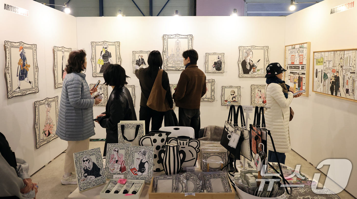 (서울=뉴스1) 이호윤 기자 = 20일 서울 강남구 SETEC(세텍)에서 열린 업라이징 페스타 vol.1을 찾은 관람객들이 전시 작품을 살펴보고 있다. 이번 행사는 창작자의 실험성 …