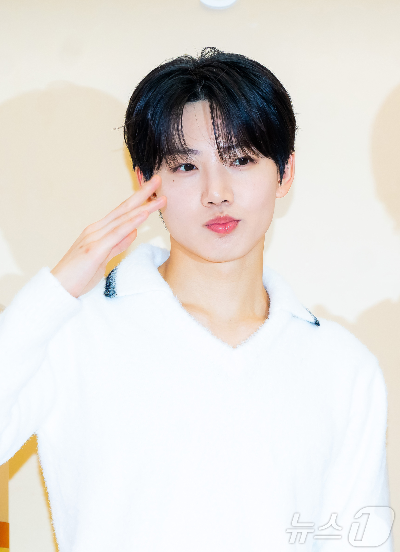 (서울=뉴스1) 김진환 기자 = 아이돌 그룹 트레저의 준규가 20일 서울 성동구 성수동에서 진행된 메노킨 행사 포토콜 기념 행사에 참석해 포즈를 취하고 있다. (공동취재) 2025 …