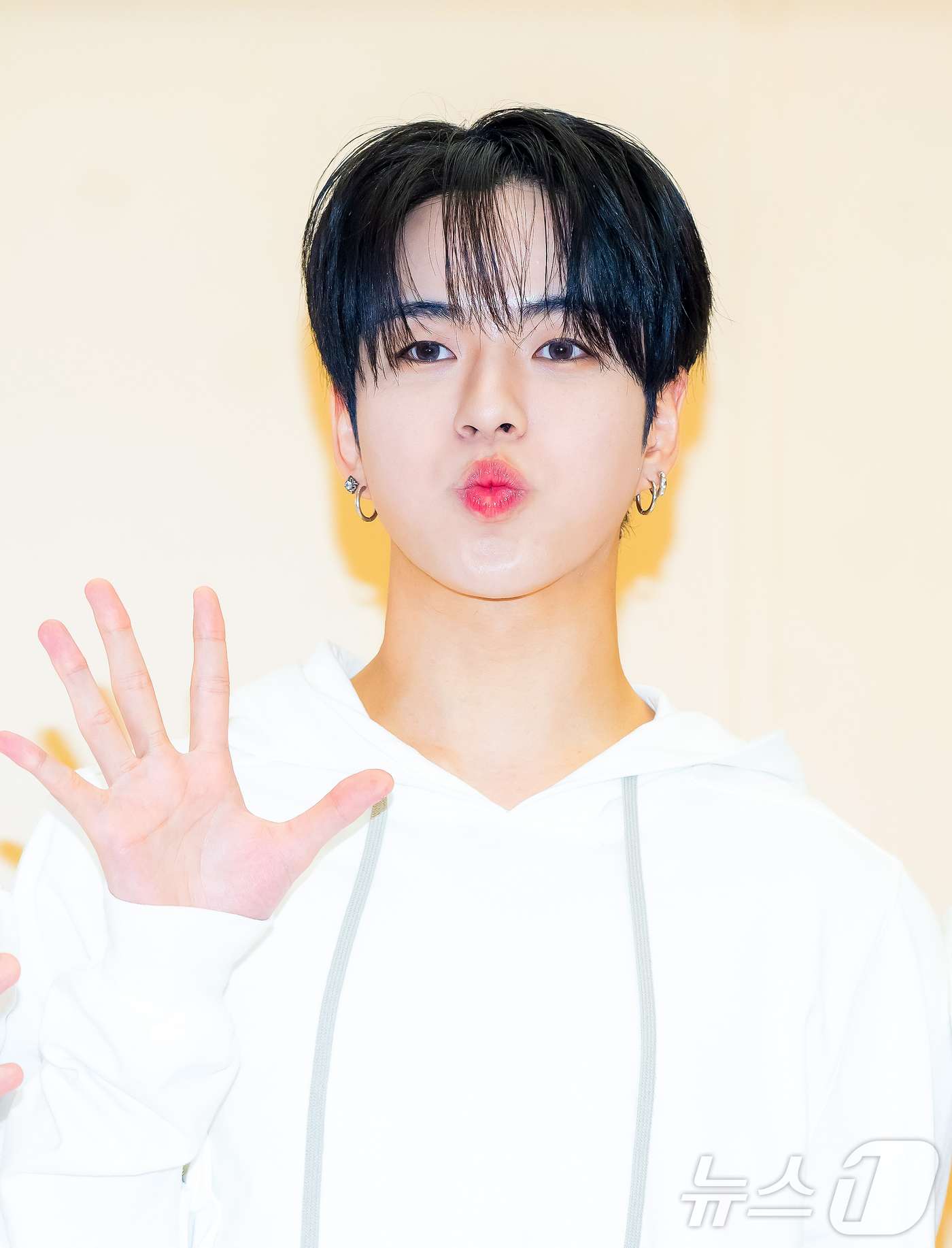 (서울=뉴스1) 김진환 기자 = 아이돌 그룹 트레저의 윤재혁이 20일 서울 성동구 성수동에서 진행된 메노킨 행사 포토콜 기념 행사에 참석해 포즈를 취하고 있다. (공동취재) 202 …