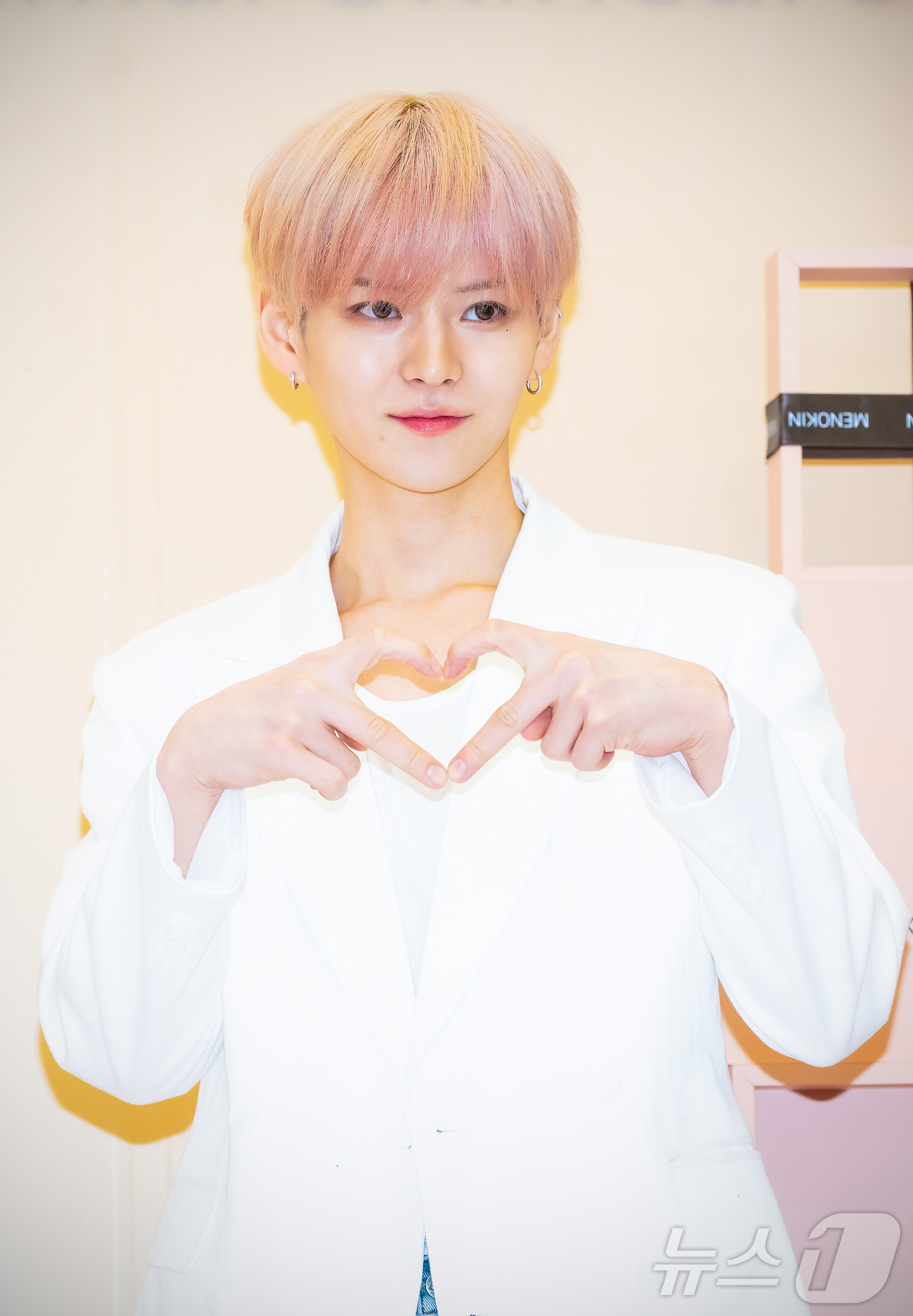 (서울=뉴스1) 김진환 기자 = 트레저 요시가 20일 서울 성동구 성수동에서 진행된 메노킨 행사 포토콜 기념 행사에 참석해 포즈를 취하고 있다. (공동취재) 2025.11.20/뉴 …