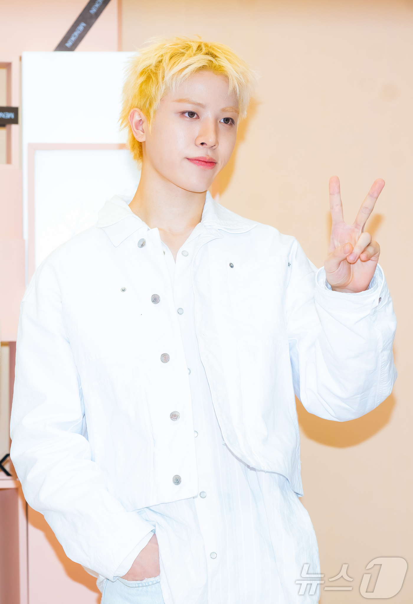 (서울=뉴스1) 김진환 기자 = 아이돌 그룹 트레저의 소정환이 20일 서울 성동구 성수동에서 진행된 메노킨 행사 포토콜 기념 행사에 참석해 포즈를 취하고 있다. (공동취재) 202 …