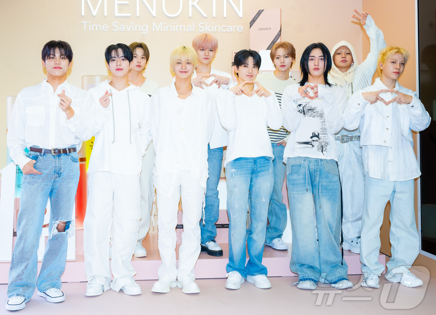 (서울=뉴스1) 김진환 기자 = 아이돌 그룹 트레저가 20일 서울 성동구 성수동에서 진행된 메노킨 행사 포토콜 기념 행사에 참석해 포즈를 취하고 있다. (공동취재) 2025.11. …