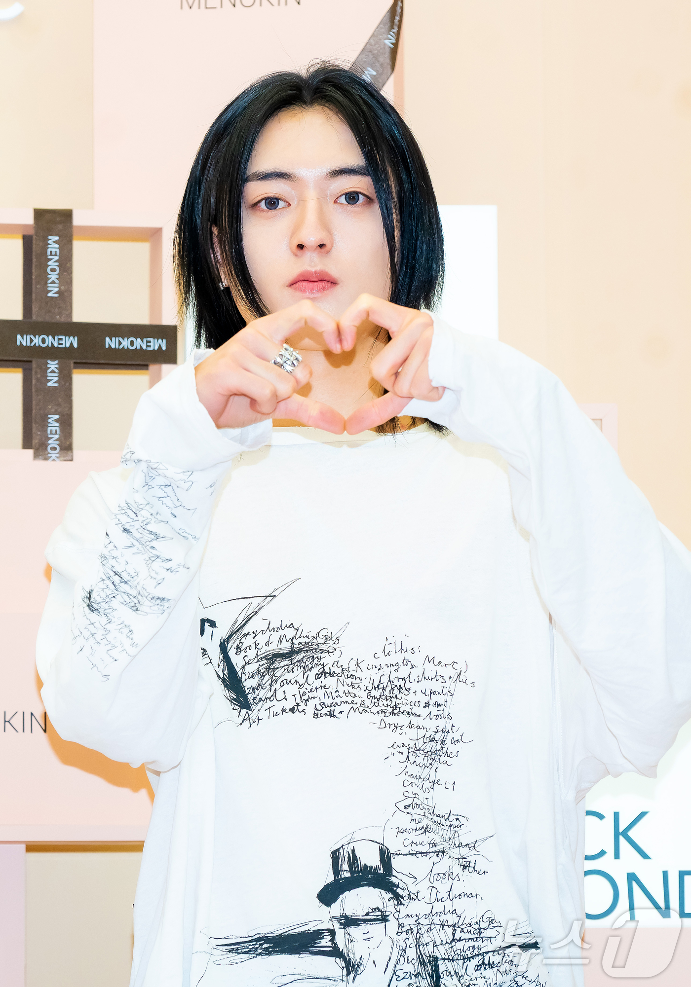 (서울=뉴스1) 김진환 기자 = 아이돌 그룹 트레저의 하루토가 20일 서울 성동구 성수동에서 진행된 메노킨 행사 포토콜 기념 행사에 참석해 포즈를 취하고 있다. (공동취재) 202 …