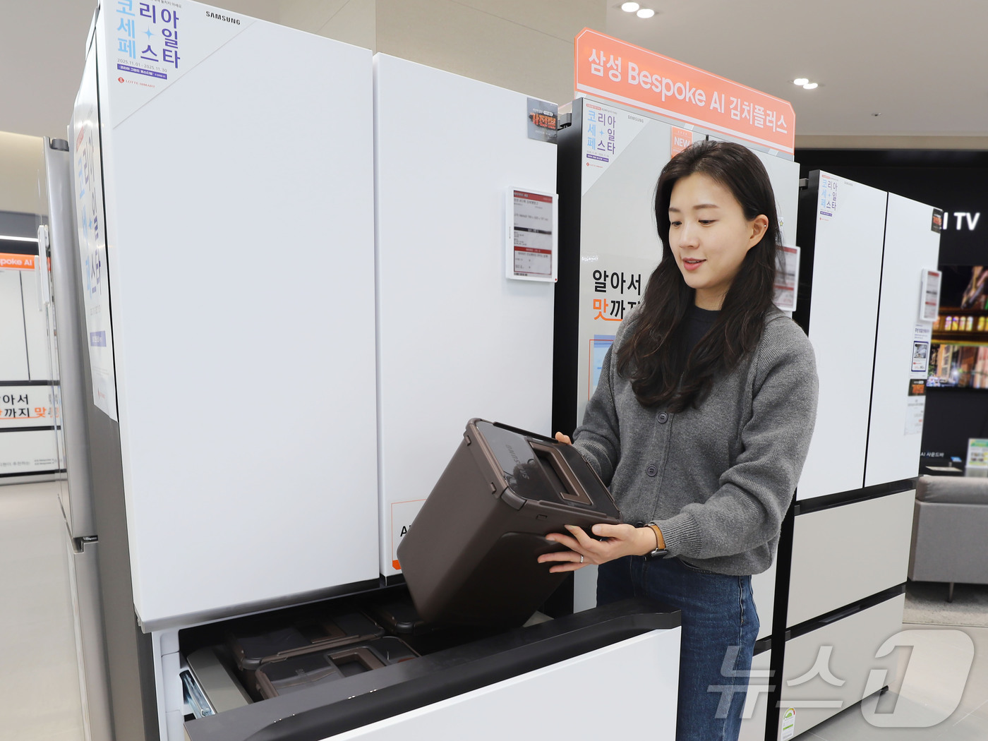 (서울=뉴스1) = 롯데하이마트가 김장 시즌을 맞아 오는 30일까지 전국 매장에서 김치냉장고 할인 혜택을 제공한다고 21일 밝혔다. (롯데하이마트 제공. 재판매 및 DB 금지) 2 …