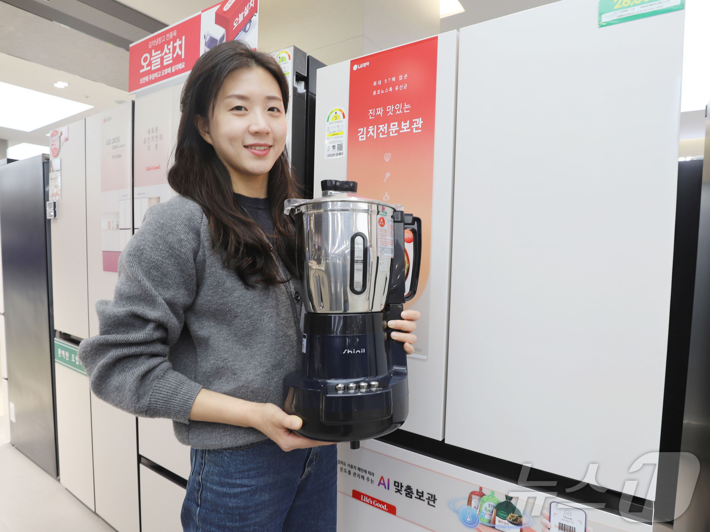 (서울=뉴스1) = 롯데하이마트가 김장 시즌을 맞아 오는 30일까지 전국 매장에서 김치냉장고 할인 혜택을 제공한다고 21일 밝혔다. (롯데하이마트 제공. 재판매 및 DB 금지) 2 …