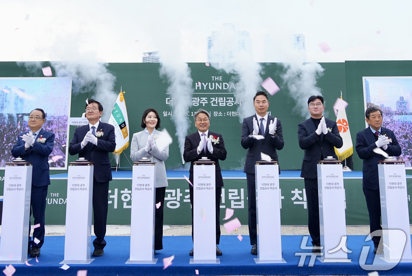 (광주=뉴스1) 박준배 기자 = 강기정 광주시장이 20일 오후 북구 옛 전방·일신방직 부지에서 열린 '더현대 광주 착공식'에 참석해 축하 발파 퍼포먼스를 하고 있다.(광주시 제공. …