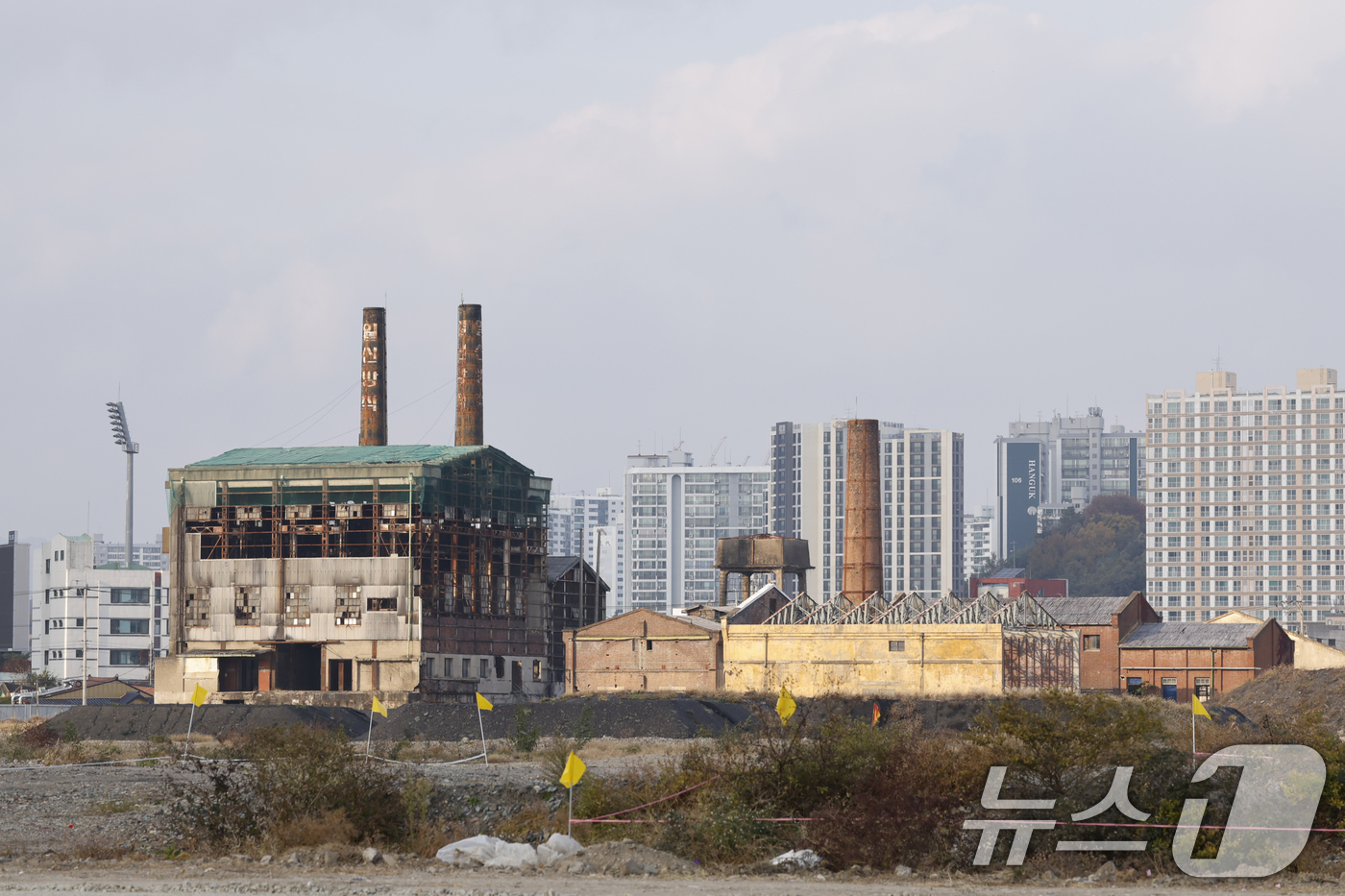 (광주=뉴스1) 김태성 기자 = 20일 광주 북구 임동 '옛 전방·일신방직 부지'에서 복합쇼핑몰 '더현대 광주' 착공식이 강기정 광주시장, 정지영 현대백화점 사장, 문인 북구청장, …