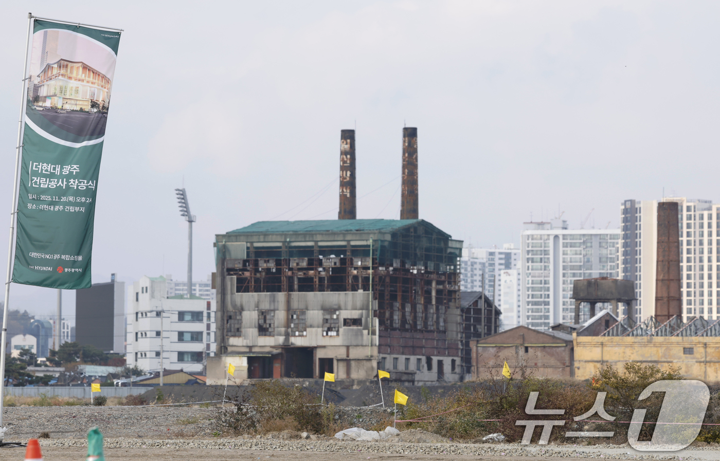 (광주=뉴스1) 김태성 기자 = 20일 광주 북구 임동 '옛 전방·일신방직 부지'에서 복합쇼핑몰 '더현대 광주' 착공식이 강기정 광주시장, 정지영 현대백화점 사장, 문인 북구청장, …
