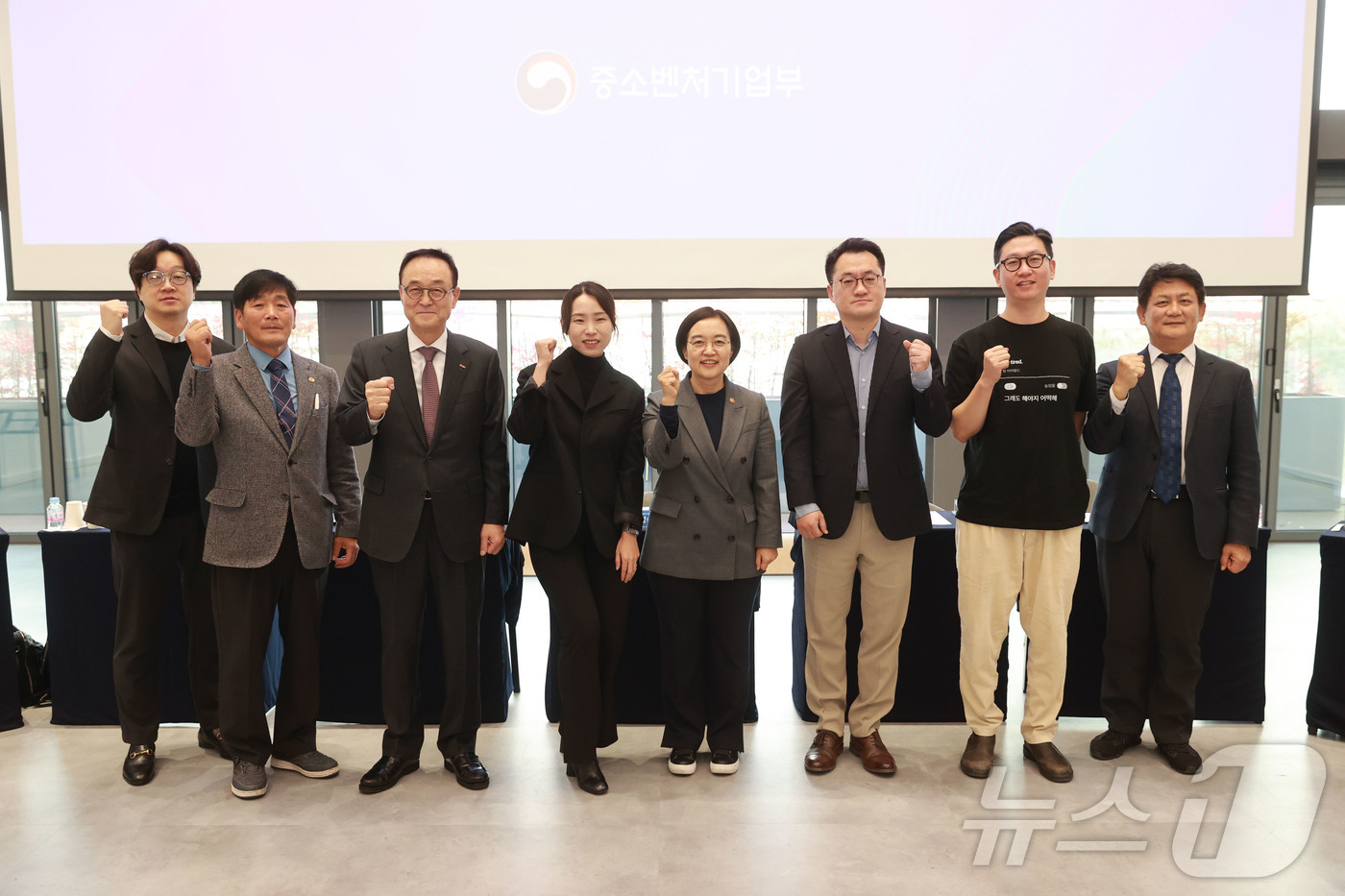 (서울=뉴스1) = 한성숙 중소벤처기업부 장관이 20일 서울 강남구 씨스퀘어에서 열린 '소상공인 성장 제1차 릴레이 간담회'에서 참석자들과 기념 촬영을 하고 있다. (중소벤처기업부 …