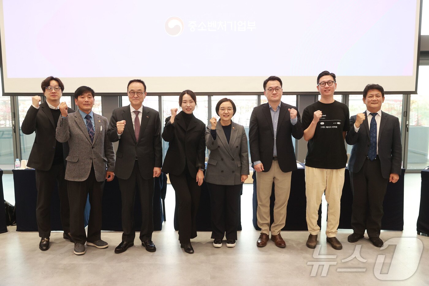 본문 이미지 - 한성숙 중소벤처기업부 장관이 20일 서울 강남구 씨스퀘어에서 열린 &#39;소상공인 성장 제1차 릴레이 간담회&#39;에서 참석자들과 기념 촬영을 하고 있다. &#40;중소벤처기업부 제공. 재판매 및 DB 금지&#41; 2025.11.20/뉴스1