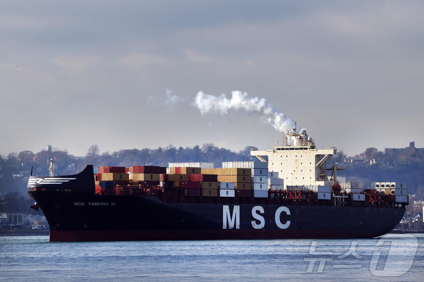 (뉴욕 AFP=뉴스1) 이정환 기자 = 화물선이 19일(현지시간) 미국 뉴욕 뉴욕항에 정박해 있다. 미국 상무부는 19일 도널드 트럼프 미국 대통령의 관세 인상으로 수입이 감소하면 …