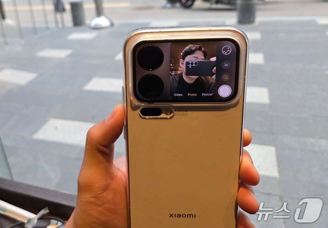 본문 이미지 - 샤오미17 프로맥스의 후면 카메라 섬 디스플레이 갤럭시Z플립7과 유사한 사용성을 보였다. 2025.11.20/뉴스1 ⓒNews1 김정현 기자