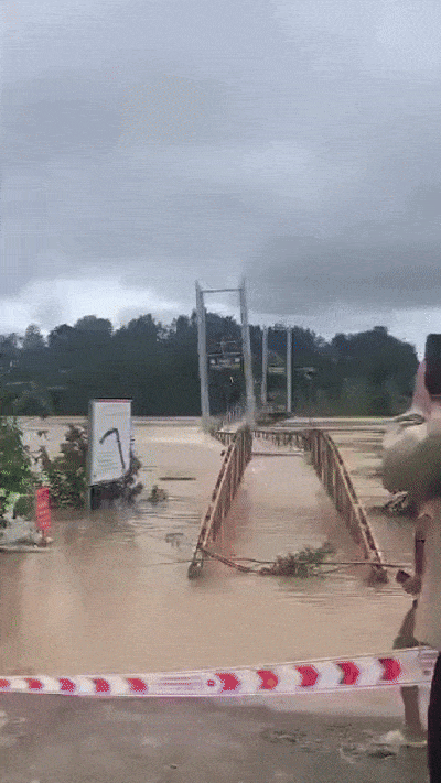 본문 이미지 - 20일&#40;현지시간&#41; 베트남 다님강의 푸티엔 다리가 홍수로 파괴되는 영상이 소셜미디어에 유포됐다. 당시 다리 위에 사람이 없어 사상자는 보고되지 않았다고 현지언론은 보도했다. &#40;출처=소셜미디어 엑스&#41;