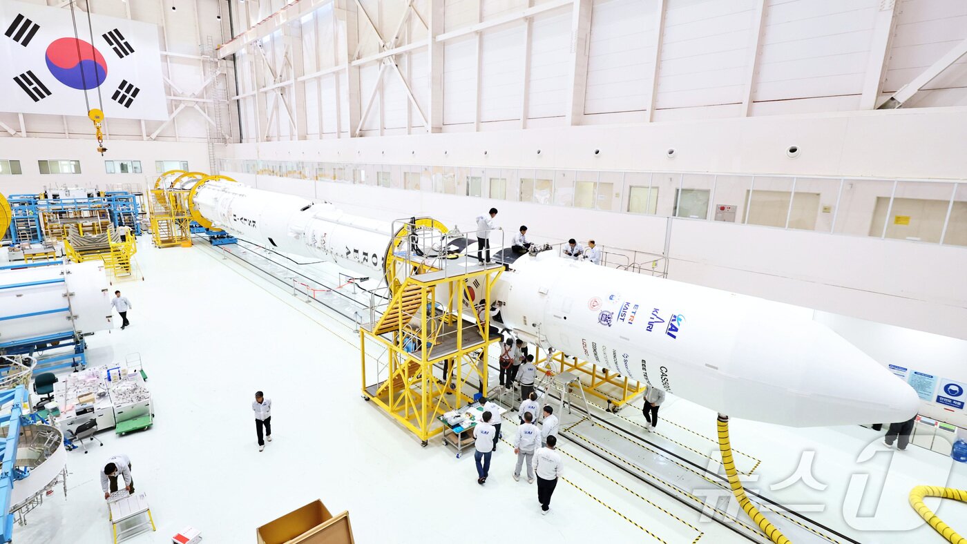 본문 이미지 - 지난 19일 전라남도 고흥 나로우주센터 조립동에서 연구진들이 누리호 4차 발사 총조립을 수행하고 있다. &#40;한국항공우주연구원 제공. 재판매 및 DB 금지&#41; 2025.11.20/뉴스1