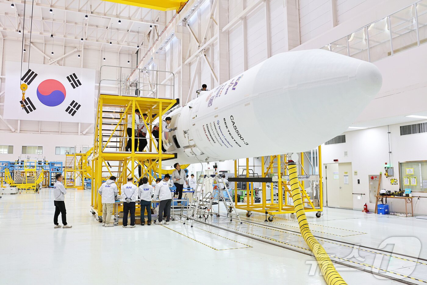 본문 이미지 - 지난 19일 전라남도 고흥 나로우주센터 조립동에서 연구진들이 누리호 4차 발사 총조립을 수행하고 있다. &#40;한국항공우주연구원 제공. 재판매 및 DB 금지&#41; 2025.11.20/뉴스1