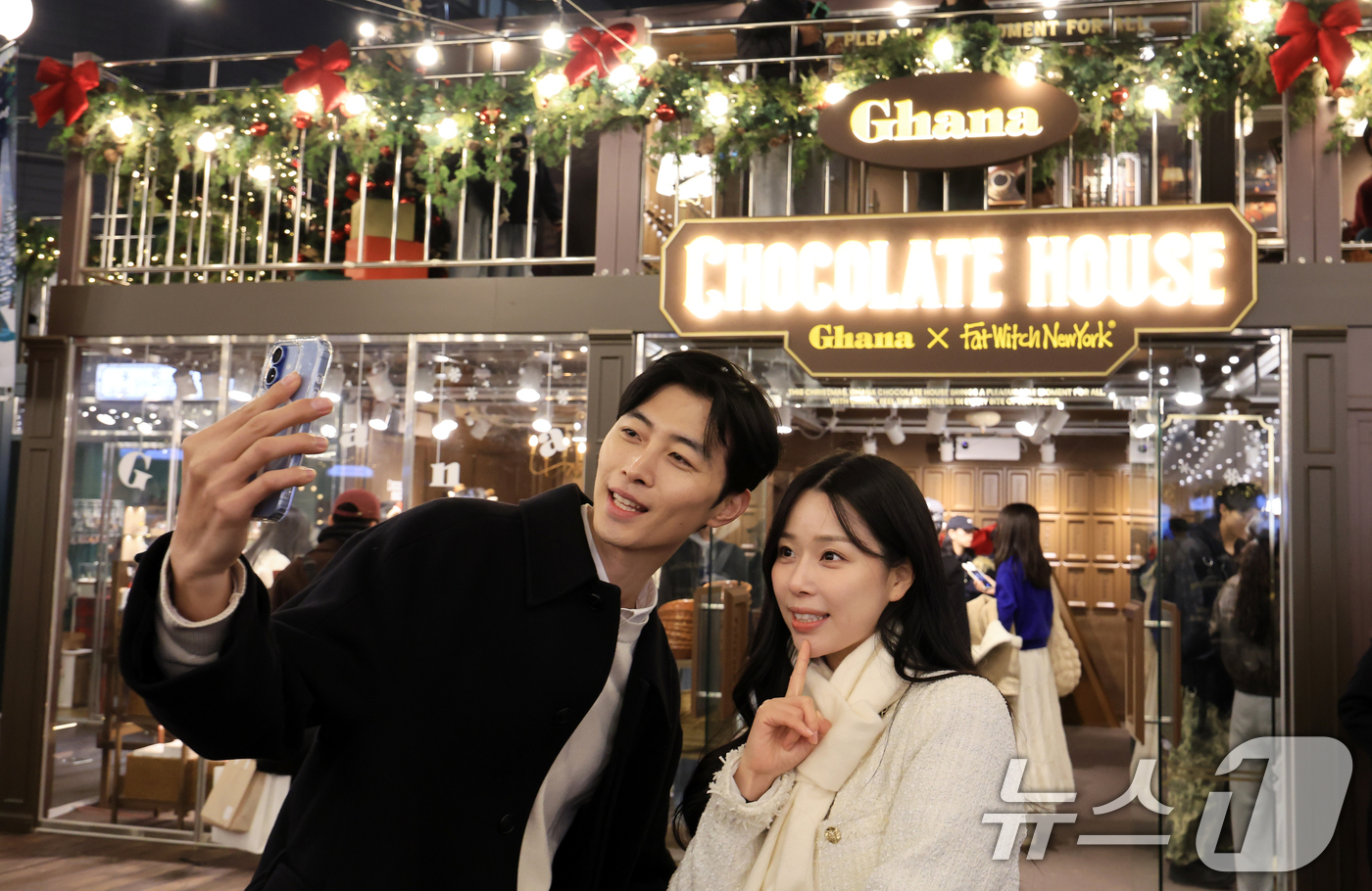 (서울=뉴스1) 이호윤 기자 = 20일 서울 송파구 롯데월드타워 월드파크 잔디광장에서 열린 '롯데타운 크리스마스 마켓'에서 모델들이  가나 초콜릿 하우스를 홍보하고 있다. 2025 …