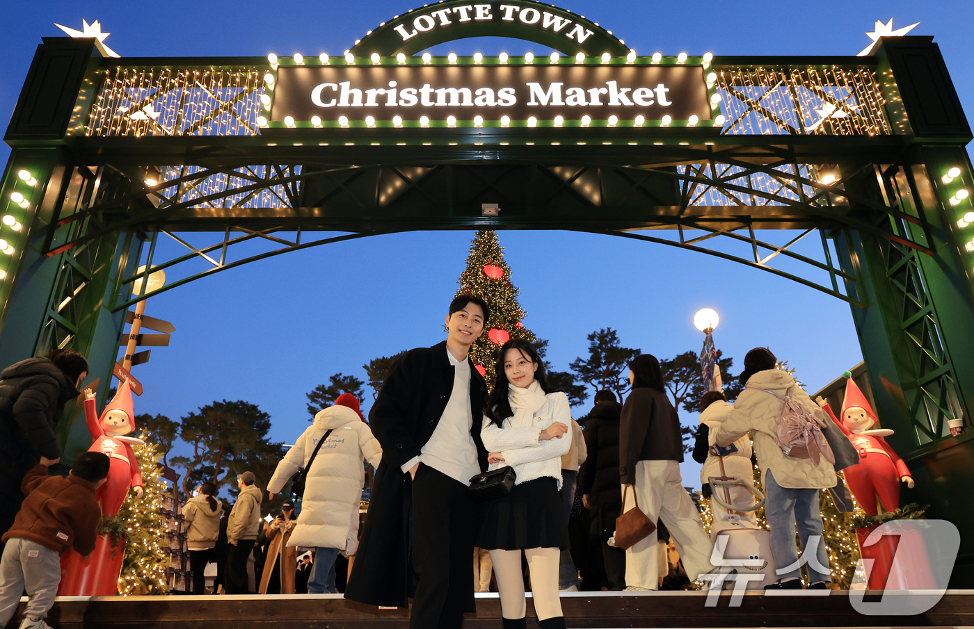 (서울=뉴스1) 이호윤 기자 = 20일 서울 송파구 롯데월드타워 월드파크 잔디광장에서 열린 '롯데타운 크리스마스 마켓'에서 모델들이 행사를 홍보하고 있다. 2025.11.20/뉴스 …