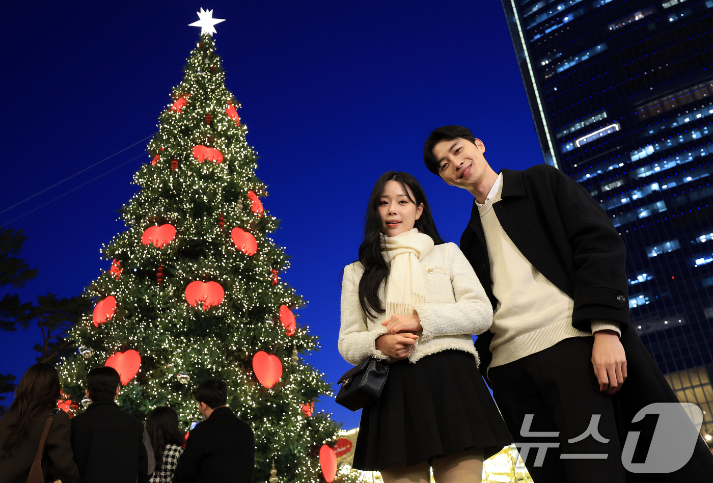 (서울=뉴스1) 이호윤 기자 = 20일 서울 송파구 롯데월드타워 월드파크 잔디광장에서 열린 '롯데타운 크리스마스 마켓'에서 모델들이 행사를 홍보하고 있다. 2025.11.20/뉴스 …